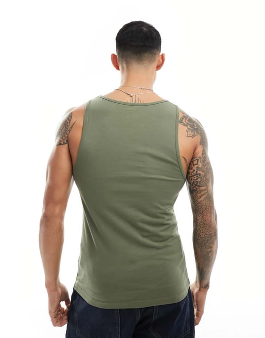 ASOS DESIGN essentiel muskelpassform väst i khaki - Image 3