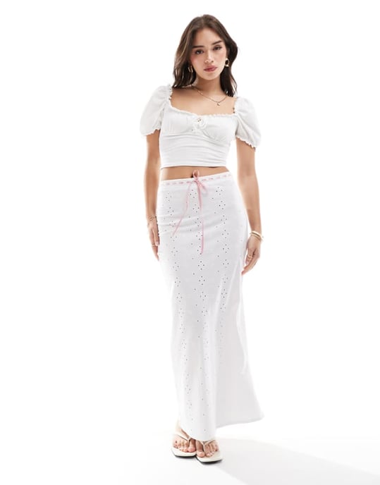 ASOS DESIGN broderad kolonn midi kjol med slits i vitt - Image 1