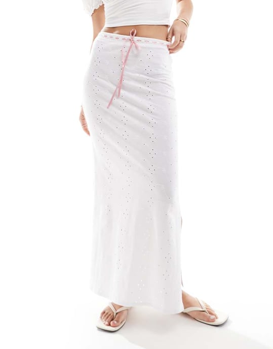 ASOS DESIGN broderad kolonn midi kjol med slits i vitt - Image 4