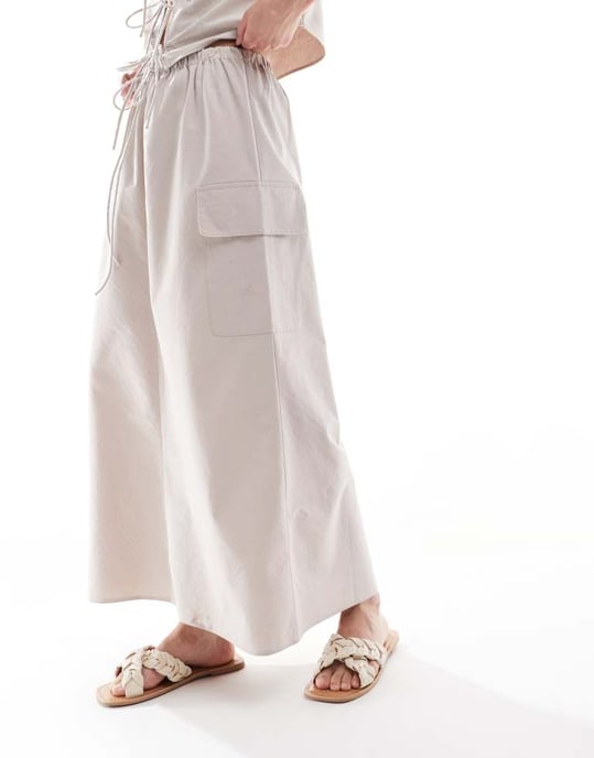ASOS DESIGN midikjol med dragsko i midjan och fickdetaljer i off white - Image 2