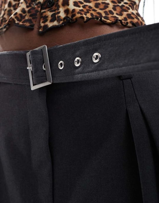 ASOS DESIGN skräddarsydd plisserad minikjol med bältesdetalj i kolgrå - Image 3