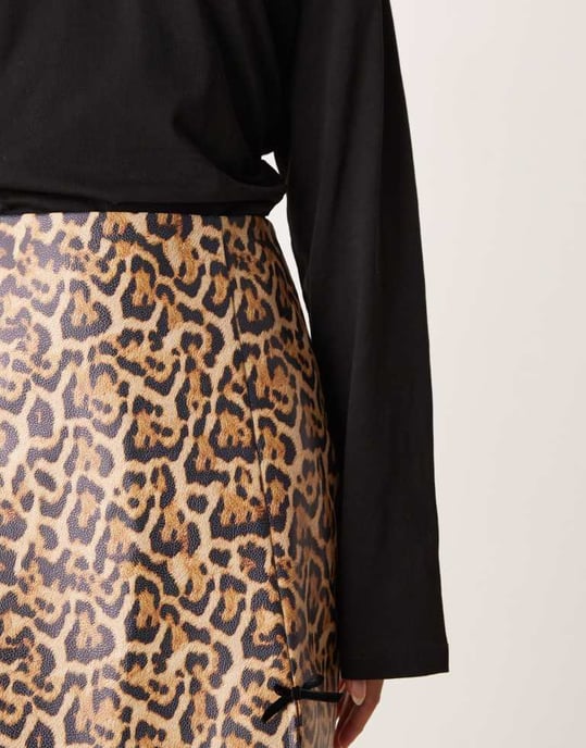 Miss Selfridge imiterad läderminikjol med rosett i leopardmönster - Image 4