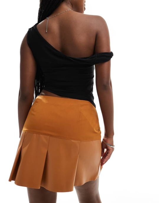 ASOS DESIGN konstläder vävt mixat plisserat minikjol i tan - Image 4