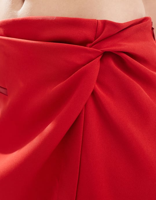 ASOS DESIGN skräddarsydda twistdetalj tux mini kjol i röd - Image 4