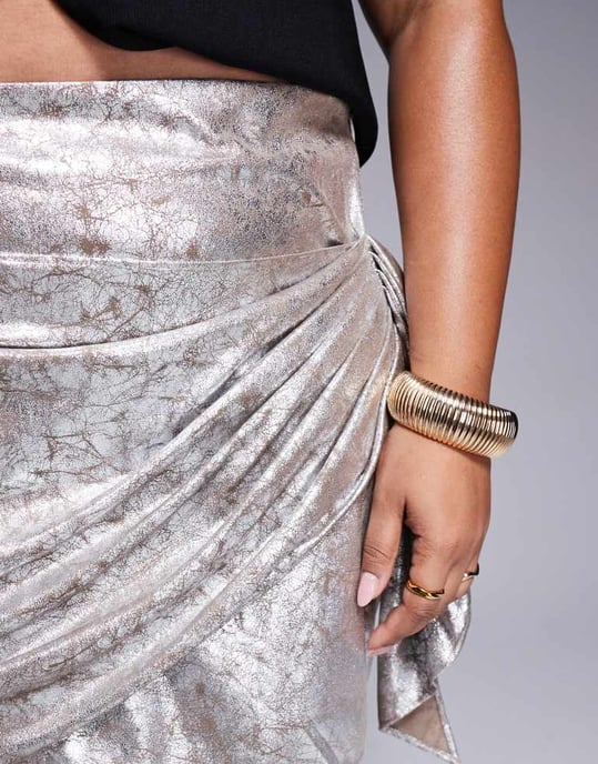 ASOS DESIGN Curve vriden detalj metallisk läderlook mini kjol i silver - Image 2
