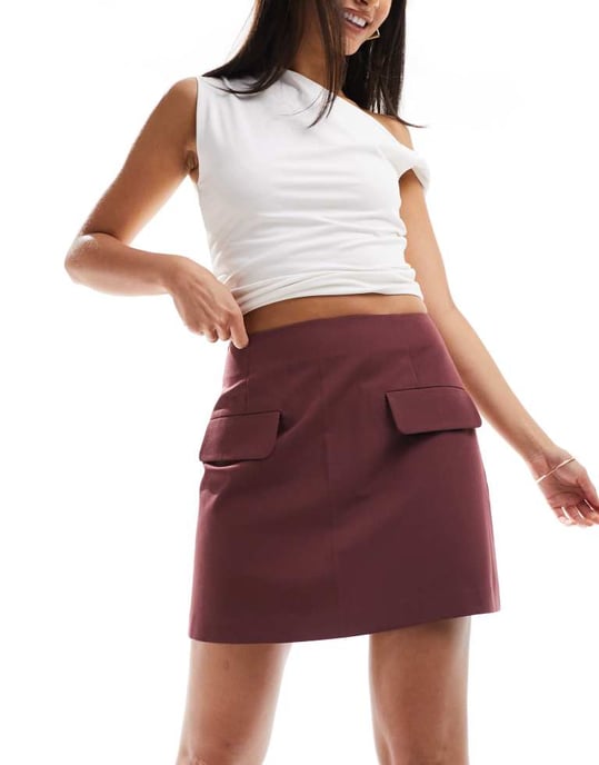 ASOS DESIGN skräddarsydd mini kjol med fickdetaljer i bordeaux - Image 3