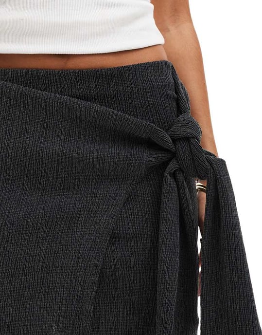 ASOS DESIGN texturerad minikjol med knytdetalj i svart - Image 3