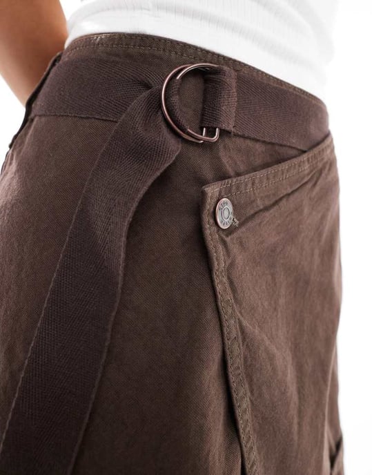 ASOS DESIGN knälång kjol med fickdetalj och omslag i brunt - Image 2