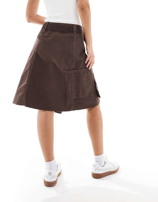 ASOS DESIGN knälång kjol med fickdetalj och omslag i brunt - Image 3