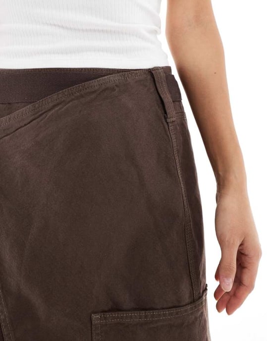 ASOS DESIGN knälång kjol med fickdetalj och omslag i brunt - Image 4