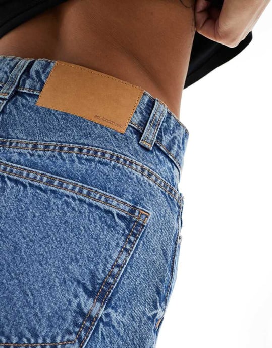 ASOS DESIGN Petit denim högmidjad minikjol i mellanblått - Image 3