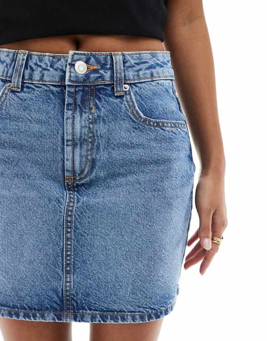 ASOS DESIGN Petit denim högmidjad minikjol i mellanblått - Image 4