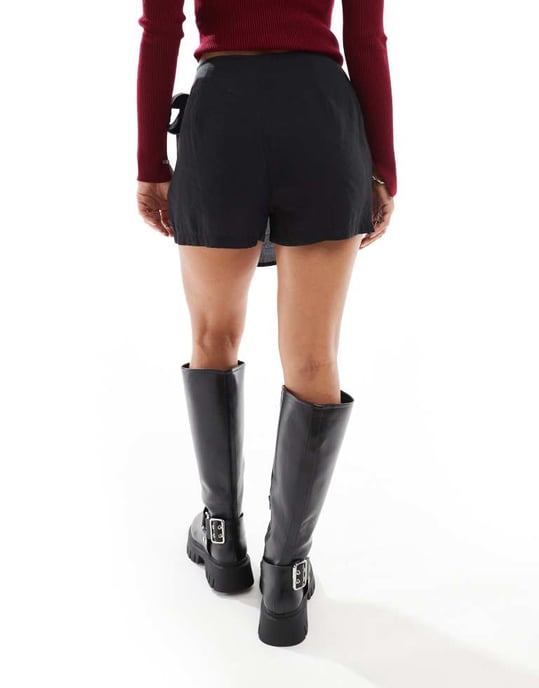 ASOS DESIGN knytbak mjuk touch wrap skorts i svart - Image 2