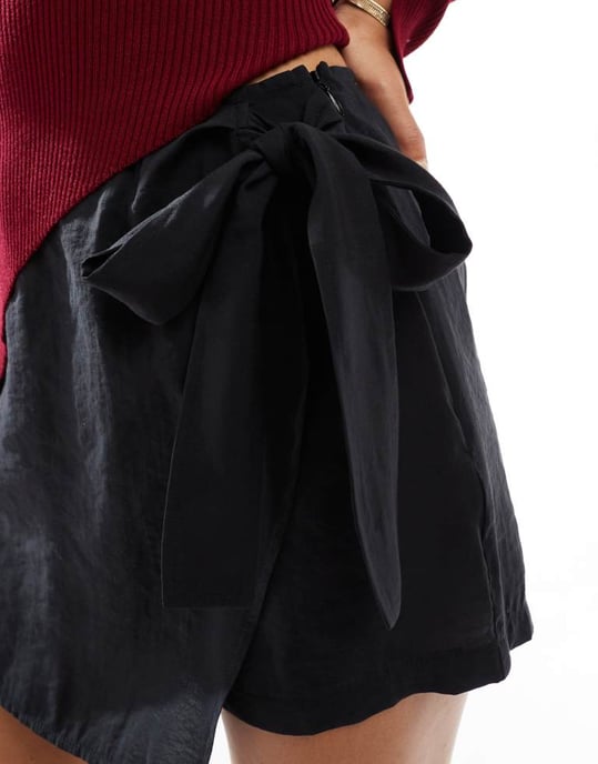 ASOS DESIGN knytbak mjuk touch wrap skorts i svart - Image 3
