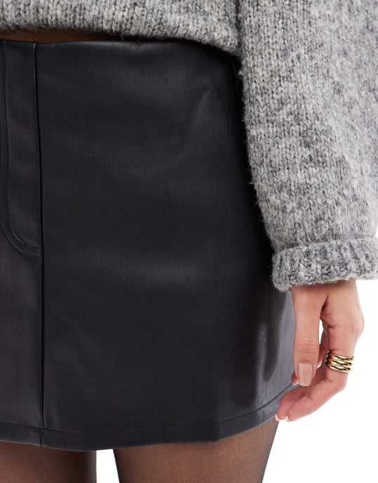ASOS DESIGN skorts i läderlook i svart - Image 4