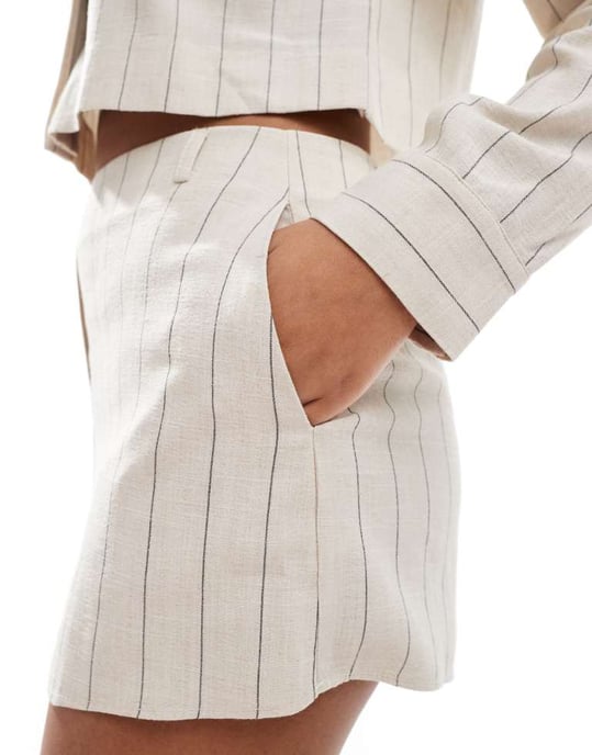 ASOS DESIGN randig linne-look skorts-set i krämfärg - Image 2