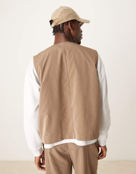 ASOS DESIGN smart co-ord väst i brunt teknikmaterial - Image 2