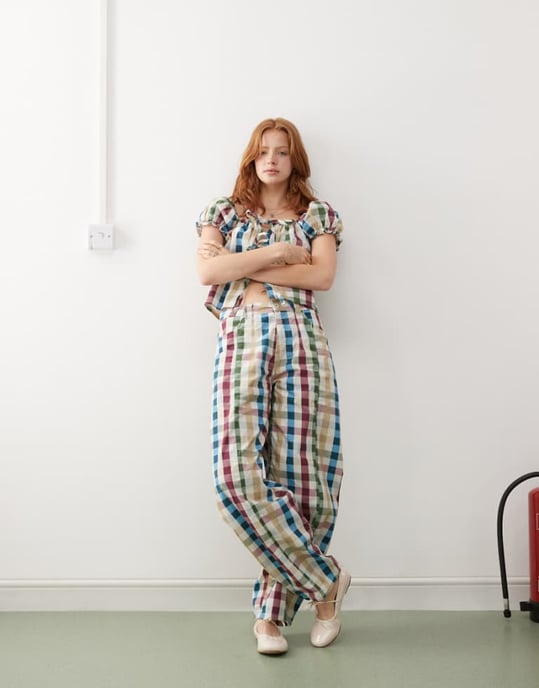 Återvunnen vintage byxa med tunn ben i flerfärgad gingham - Image 1