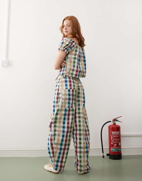Återvunnen vintage byxa med tunn ben i flerfärgad gingham - Image 2
