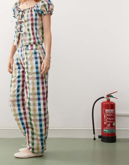 Återvunnen vintage byxa med tunn ben i flerfärgad gingham - Image 4