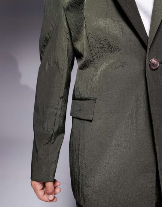 ASOS DESIGN avslappnad vanlig kavaj i khaki teknisk tyg - Image 4