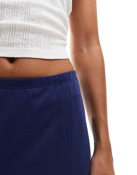 Monki supermjukt jersey midi kjol med elastisk vik i marinblå - Image 2