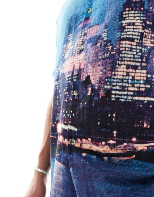 ASOS DESIGN avslappnad skjorta med fotografisk skyline-placeringstryck - Image 3