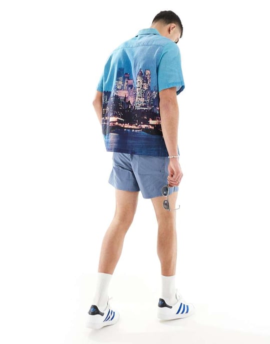 ASOS DESIGN avslappnad skjorta med fotografisk skyline-placeringstryck - Image 4