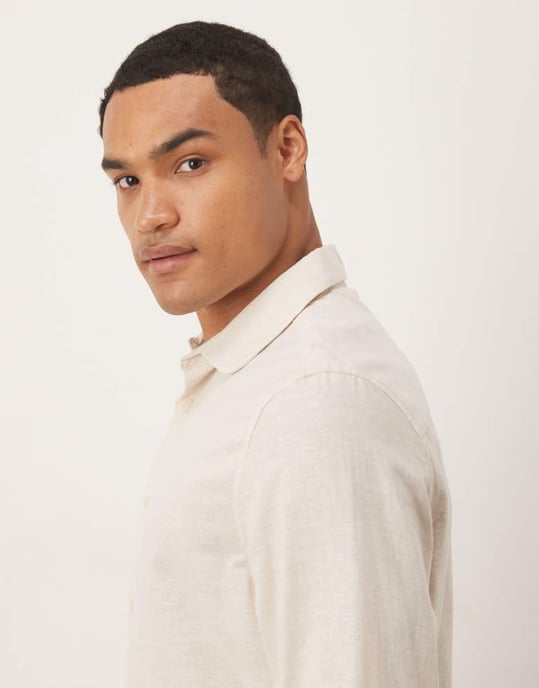 ASOS DESIGN regular smart linneblandad skjorta med pennykrage i ecru - Image 4