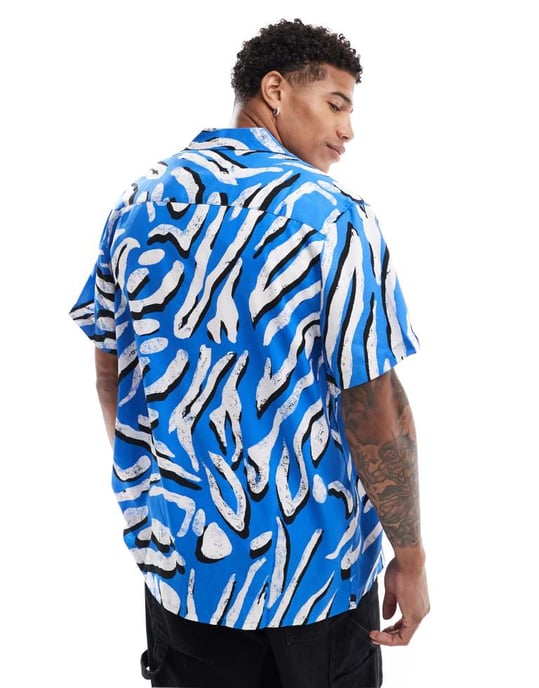 ASOS DESIGN avslappnad skjorta med revär och djurmönster i blått - Image 2