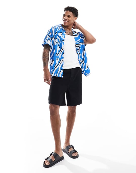 ASOS DESIGN avslappnad skjorta med revär och djurmönster i blått - Image 3