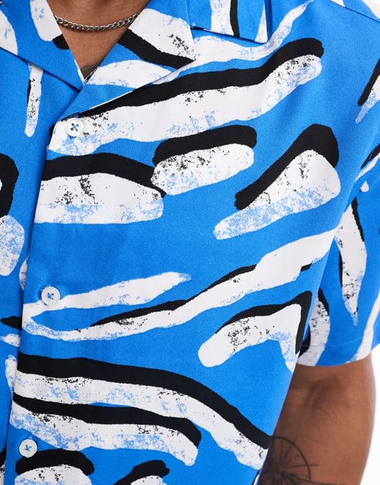 ASOS DESIGN avslappnad skjorta med revär och djurmönster i blått - Image 4