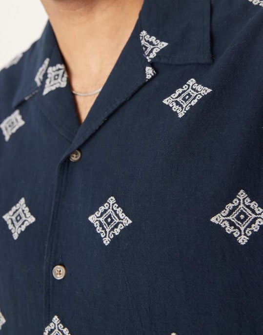Utvald boxy fit skjorta med reverskrage och broderi i marinblått - Image 3
