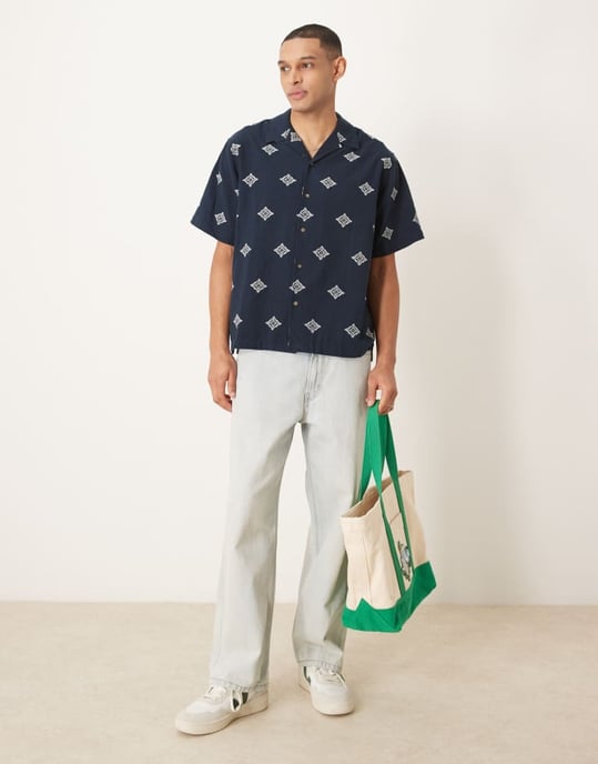 Utvald boxy fit skjorta med reverskrage och broderi i marinblått - Image 4
