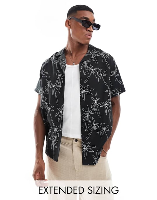 ASOS DESIGN avslappnad skjorta med kort krage och palmtryck i svart - Image 1