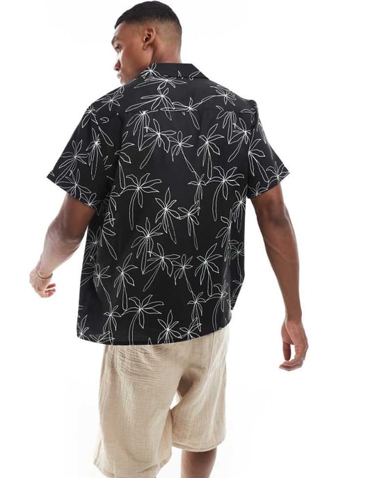 ASOS DESIGN avslappnad skjorta med kort krage och palmtryck i svart - Image 2