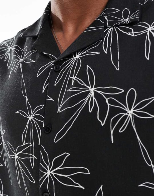 ASOS DESIGN avslappnad skjorta med kort krage och palmtryck i svart - Image 3