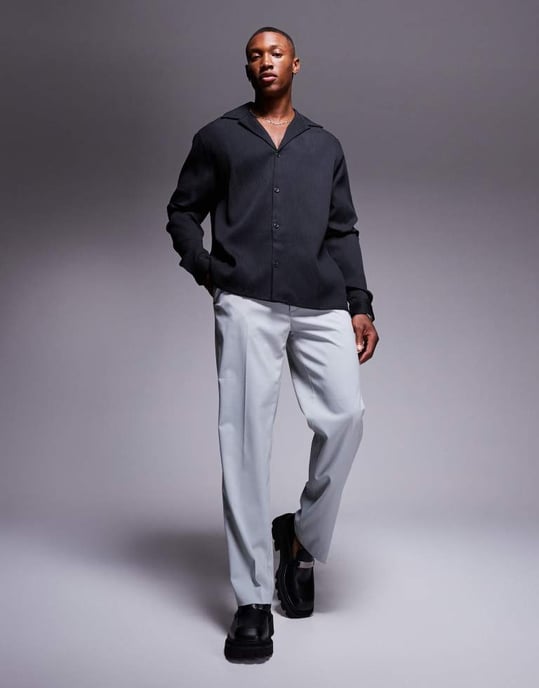 ASOS DESIGN avslappnad djup kragskjorta i plisserad svart - Image 3