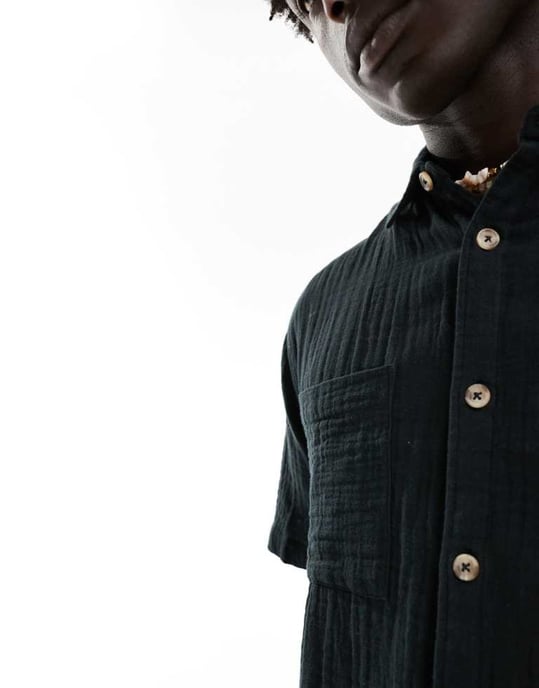 ASOS DESIGN kortärmad avslappnad skjorta med revere-krage i textil i svart - Image 2