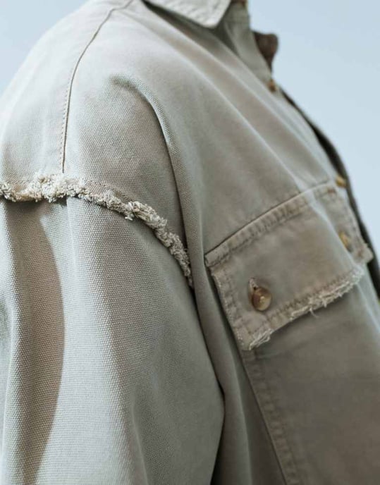 ASOS DESIGN 90-tals oversized skjorta med lapplommer och fransad sömdetalj i brunt - Image 3