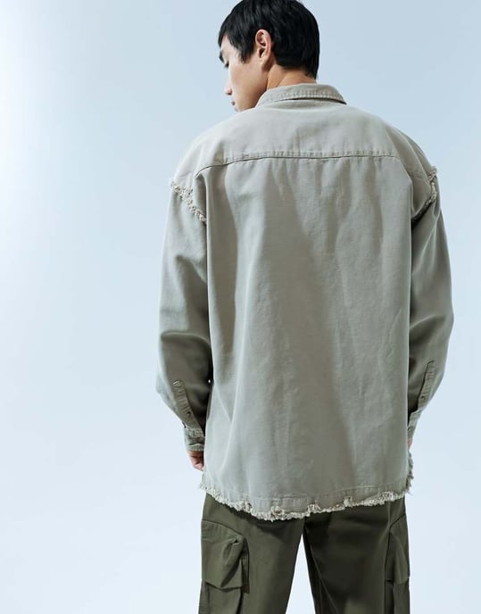 ASOS DESIGN 90-tals oversized skjorta med lapplommer och fransad sömdetalj i brunt - Image 4