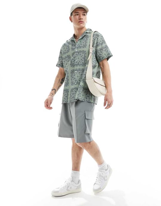 ASOS DESIGN avslappnad skjorta med krage och tile bandana-mönster i salvia - Image 2