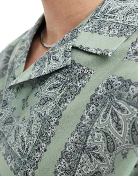 ASOS DESIGN avslappnad skjorta med krage och tile bandana-mönster i salvia - Image 3