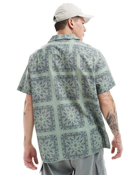 ASOS DESIGN avslappnad skjorta med krage och tile bandana-mönster i salvia - Image 4