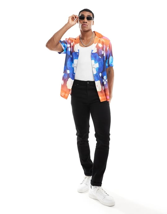 ASOS DESIGN avslappnad krage skjorta med kalejdoskopisk blommig placeringstryck - Image 2