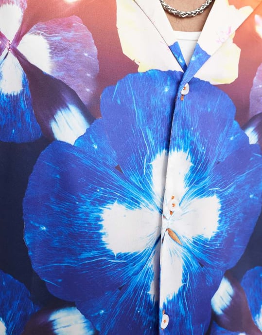 ASOS DESIGN avslappnad krage skjorta med kalejdoskopisk blommig placeringstryck - Image 4