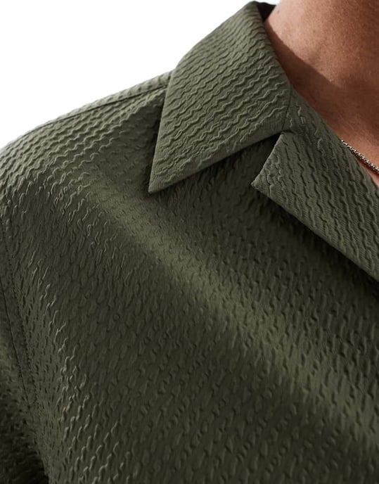 ASOS DESIGN avslappnad texturerad skjorta med omvänd krage i khaki - Image 3