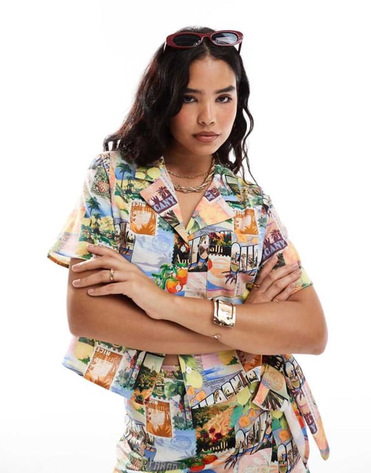 ASOS DESIGN linne-liknande co-ord kortärmad skjorta i vykortstryck - Image 1