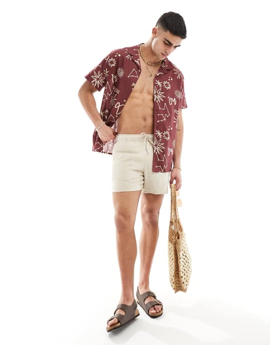 ASOS DESIGN avslappnad skjorta med återupptagen linne-look i tryck med stjärntecken i röd - Image 1
