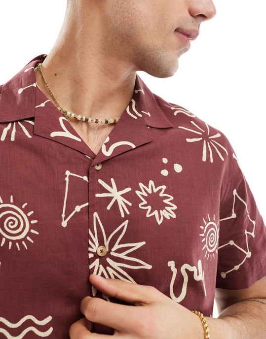 ASOS DESIGN avslappnad skjorta med återupptagen linne-look i tryck med stjärntecken i röd - Image 2